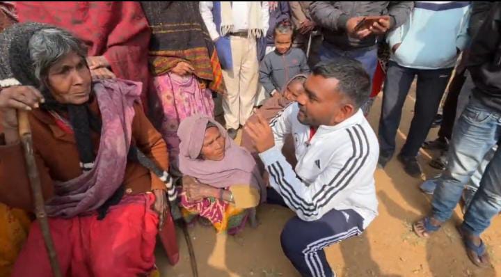 गिरिडीह:आज अनोखे अंदाज में दिखे डुमरी विधायक जयराम महतो, बुजुर्ग महिलाओं संग खूब की हंसी ठिठोली