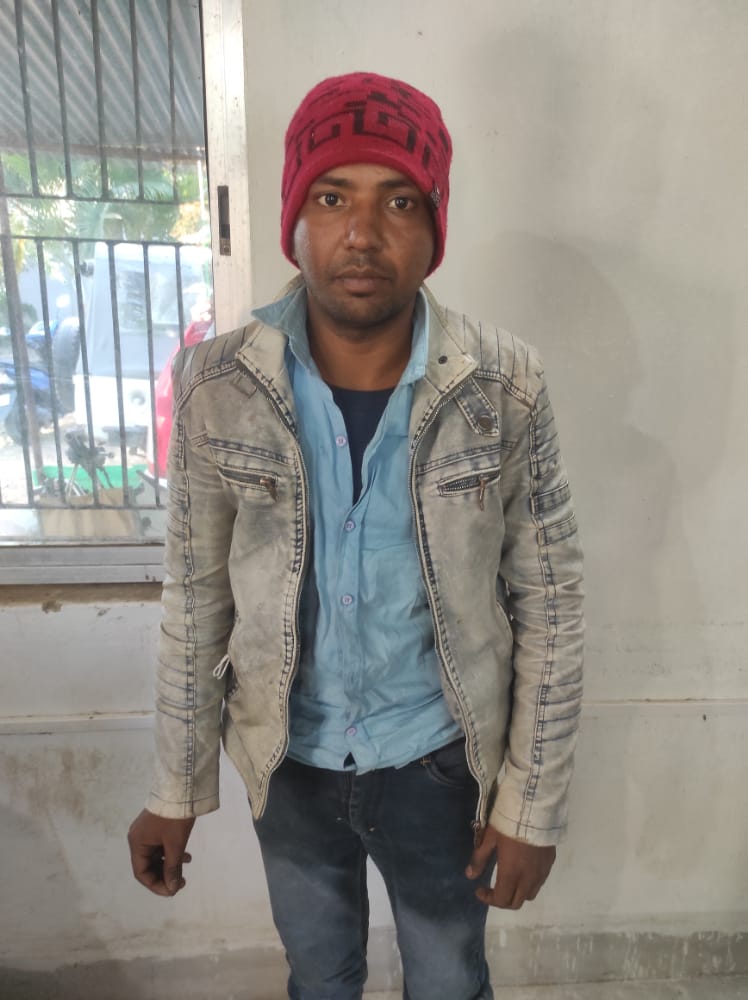 लूट कांड के आरोपी को पुलिस ने किया गिरफ्तार, लूट का मोबाइल बरामद