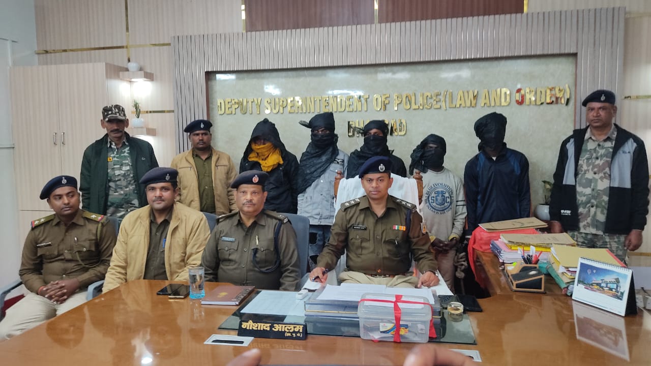 धनबाद पुलिस के हत्थे चढ़े लूटपाट करने वाले 6 अपराधी, ट्रकों को बनाते थे निशाना