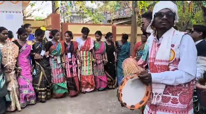 दुमका: दिसोममांझी थान में धूमधाम से मनाया गया भाई-बहन के अटूट प्रेम का त्यौहार सोहराय, परंपरागत परिधान में खूब झूमे लोग