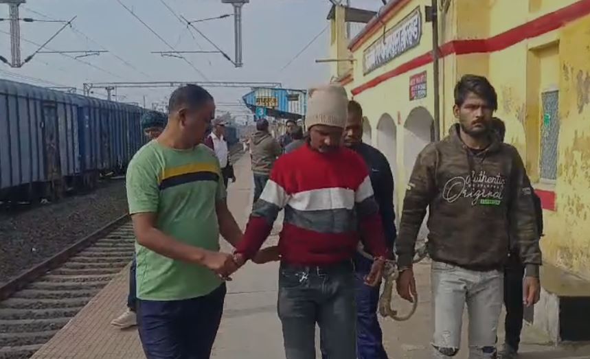 आसनसोल का अपराधी पुलिस की वर्दी में झारखंड में देता था डकैती औऱ लूटपाट की घटना को अंजाम, चढ़ा पुलिस के हत्थे