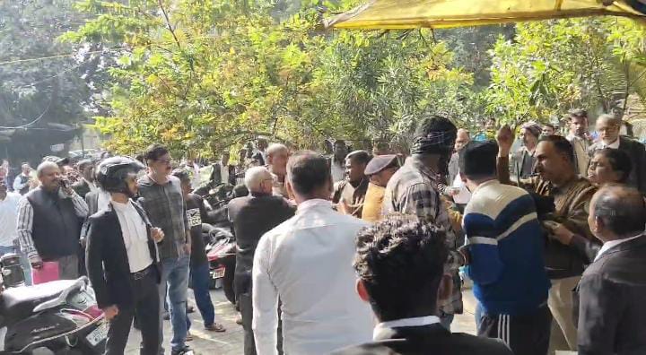 जमशेदपुर: जंग के मैदान में तब्दील हुआ कोर्ट परिसर! आपस में भिड़े दो गवाह, जमकर हुई मारपीट, पढ़ें वजह