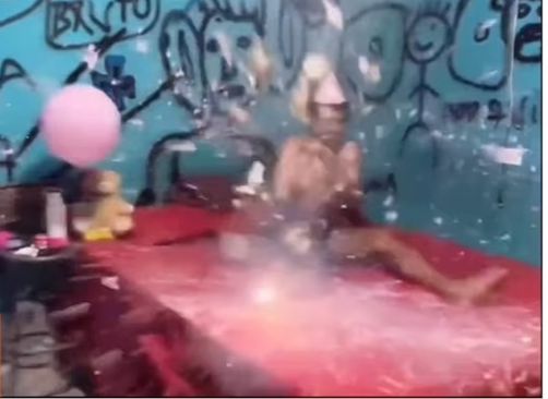 बर्थडे पर केक में दोस्तों ने रखा बम, कैंडल जलाते ही हुआ ऐसा, देख कर सहम गये लोग, देखिए VIDEO 
