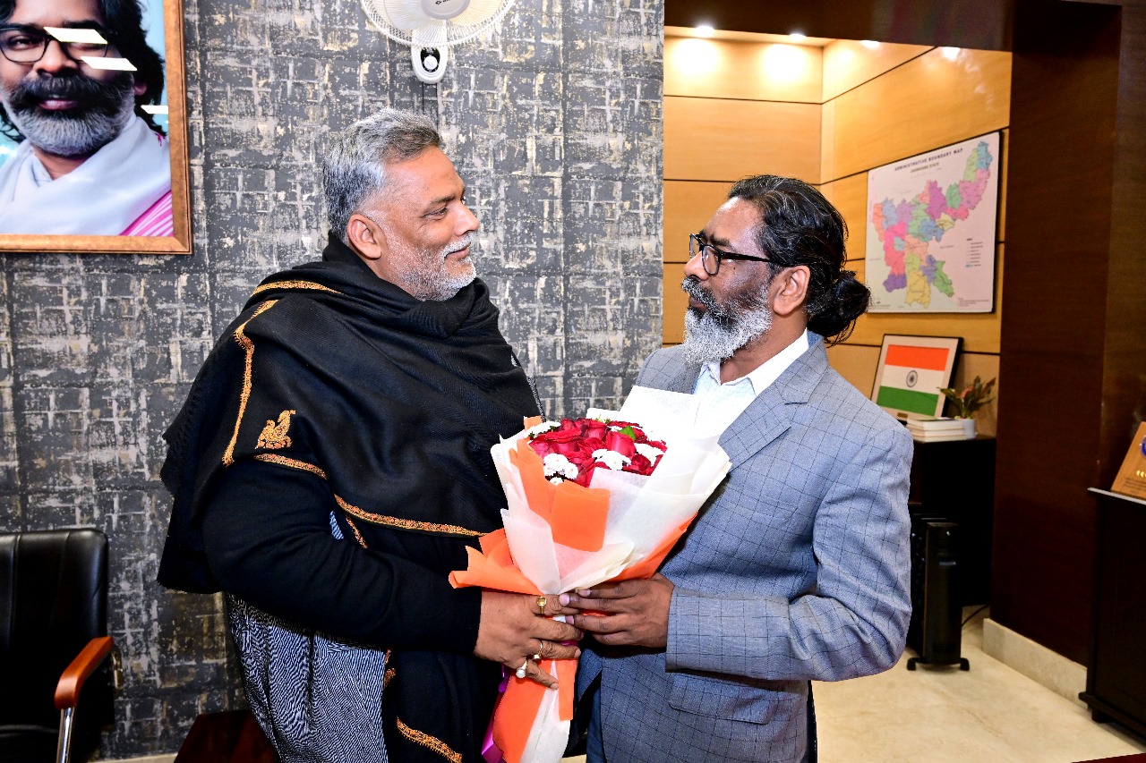 हेमंत और पप्पू की मुलाकात!बिहार की सियासी खिचड़ी झारखंड में बनाने की तैयारी,क्या अब झामुमो का झंडा उठायेंगे पप्पू यादव