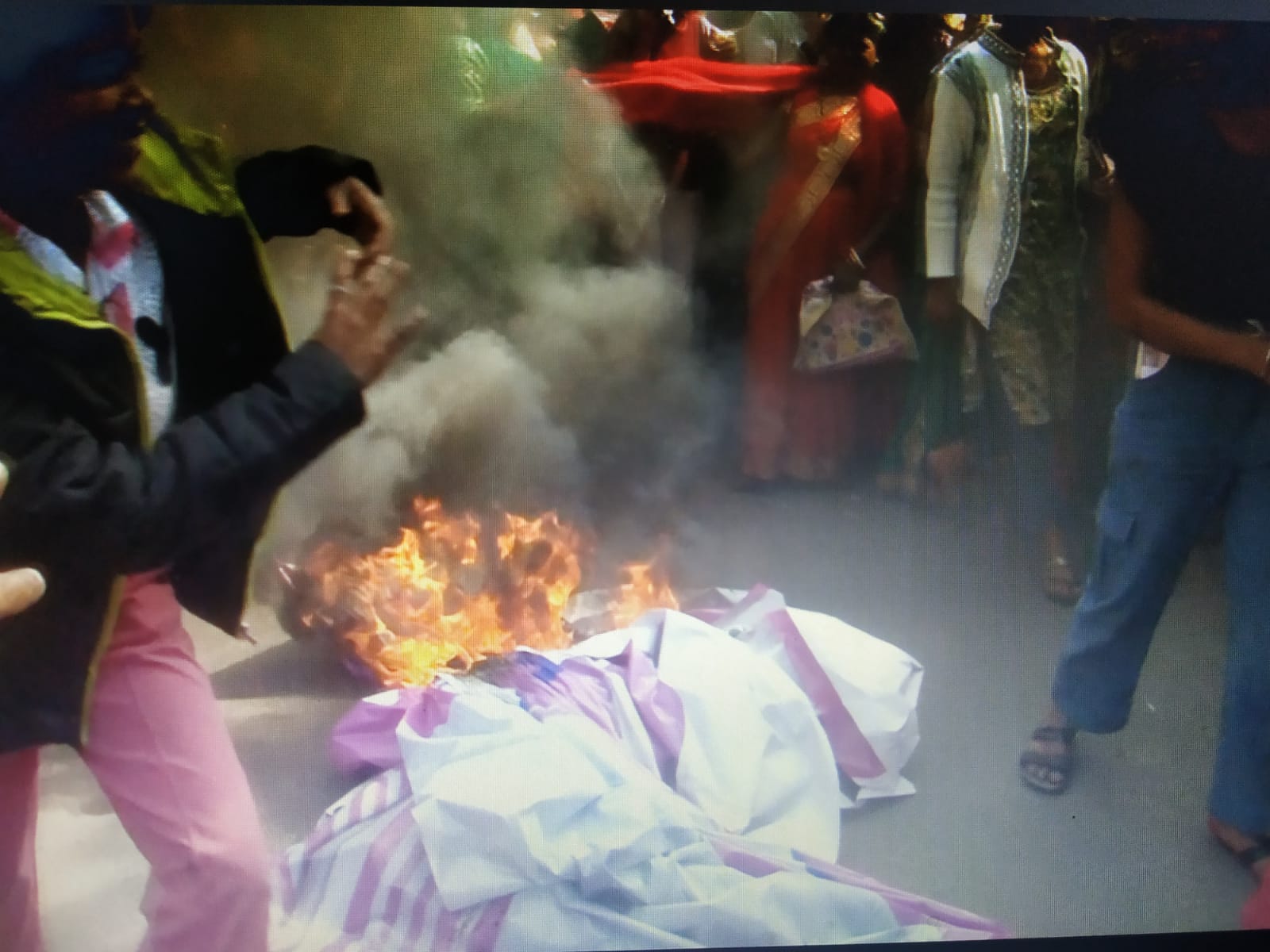 मुख्यमंत्री मंईयां सम्मान योजना: धनबाद में पढ़िए -क्यों फूटा महिलाओं का गुस्सा, सड़क जाम की, पोस्टर भी फूंके