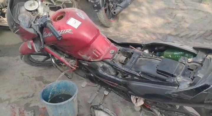 ई बिहार है भईया...शराब तस्करों का कारनामा देख चकराया पुलिस का माथा, बाइक की टंकी में पेट्रोल की जगह मिली शराब