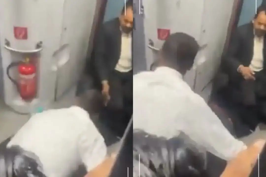 खौफनाक! TTE और ट्रेन अटेंडेंट ने यात्री को बेल्ट से पीट- पीटकर किया अधमरा, लोग बोले- रेल मंत्री जल्दी करें कार्रवाई, देखिए VIDEO 