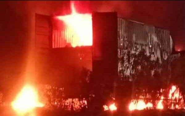 दुमका में ट्रक और हाईवा की टक्कर, धू-धू कर जला ट्रक, चालक गंभीर रूप से घायल