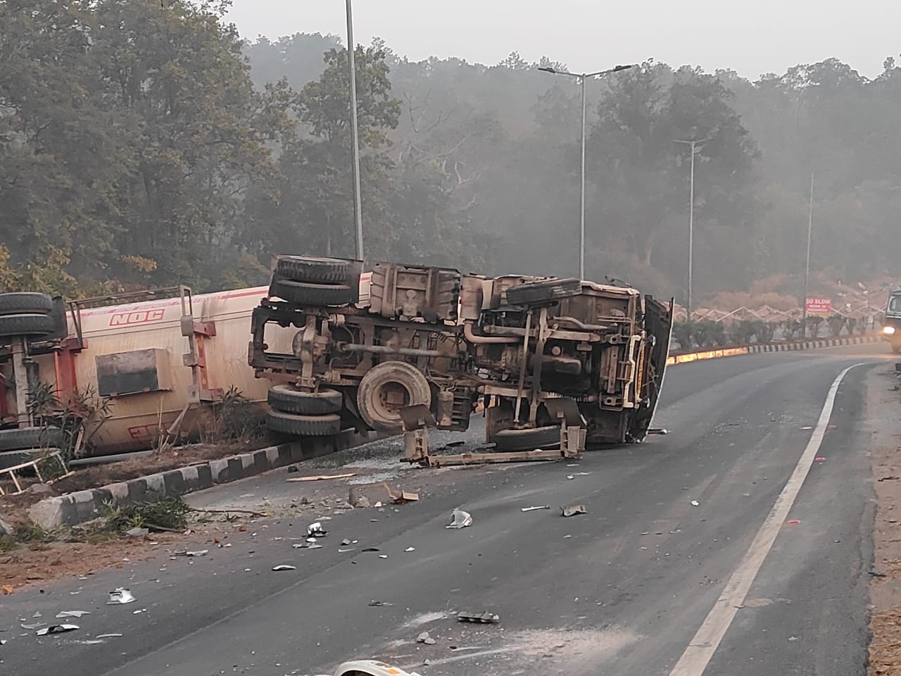 रामगढ़ के चुट्टूपालू घाटी में LPG से भरा टैंकर अनियंत्रित होकर पलटा, ट्रेलर ने मारी टक्कर