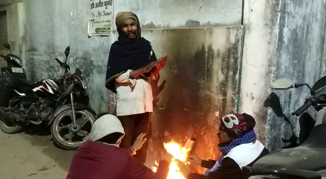मुजफ्फरपुर में शीतलहर जारी, चौक-चौराहों पर अलाव से राहत की कोशिश