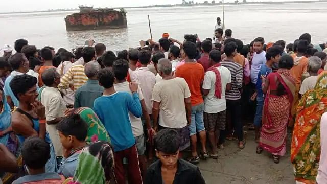 बड़ा हादसा: गंडक नदी पार करने के दौरान 25 लोगों से भरी नाव डूबी, एक की मौत, कई लापता