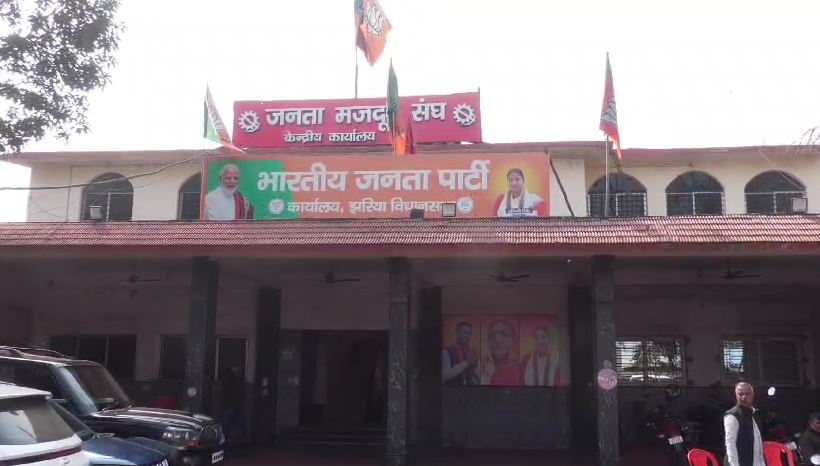 सिंह मेंशन के कार्यालय के बाहर फायरिंग!विधायक थी निशाने पर? पुलिस पूरे वारदात से अनजान   