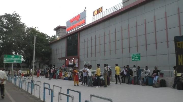 पेट की आग बुझाने के लिए पलायन करने को मजबूर हैं कोल्हान के बेरोजगार,बगैर रजिस्ट्रेशन के ट्रेन से रोजाना जा रहे सैकडों युवा