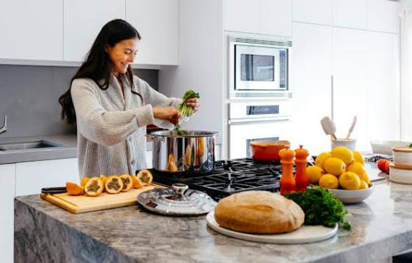 Tips and Tricks: सर्दियों में खाना बनाते समय अपनाएं ये आसान से टिप्स, गैस के साथ समय की होगी बचत