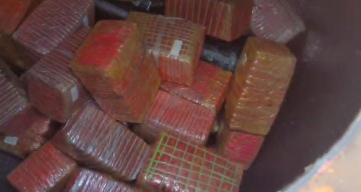 Bihar News:अवैध नशे के खिलाफ मोतिहारी पुलिस की बड़ी कार्रवाई, पेट्रोलियम टैंकर से एक करोड़ का गांजा किया बरामद, तीन गिरफ्तार