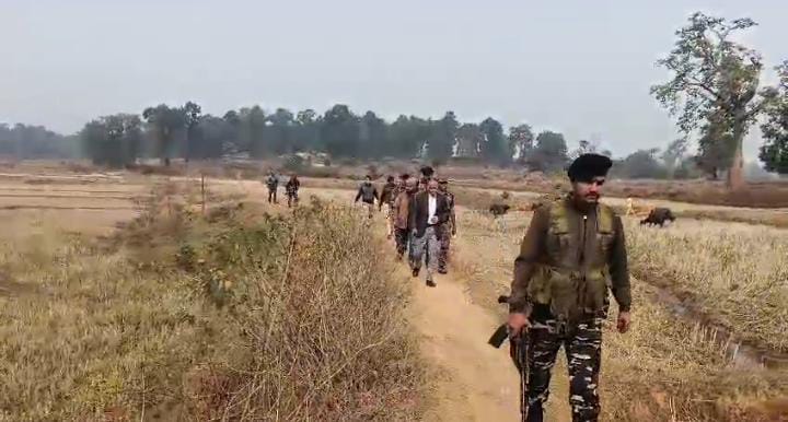 विकास की बाट जोह रहा है झारखंड का ये गांव! मूलभूत सुविधाओं के लिए तरस रहे हैं लोग, जानकारी के बाद हाल लेने पहुंचे डीसी