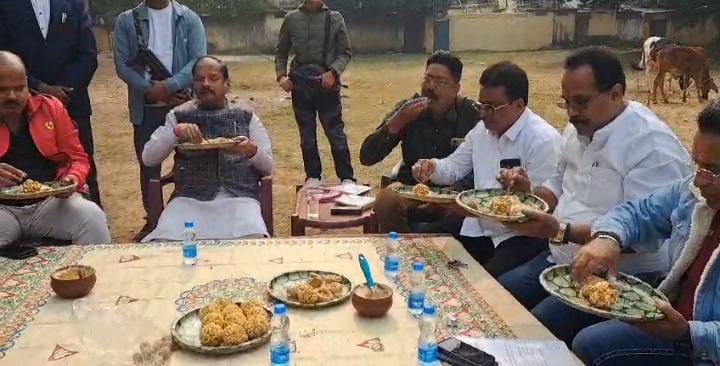 जमशेदपुर:पूरे उत्साह से मनाई गई लौहनगरी में मकर संक्रांति, पूर्व सीएम रघुवर दास ने कार्यकर्ताओं संग खाया दही-चूड़ा