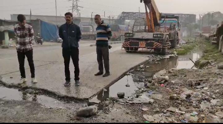 जमशेदपुर:ड्रेन बंद होने से टेल्को वासियों का जीना हुआ मुहाल, सड़क पर गंदा पानी बहने से बना गढ्ढा, लोगों को दुर्घटना का सता रहा है डर