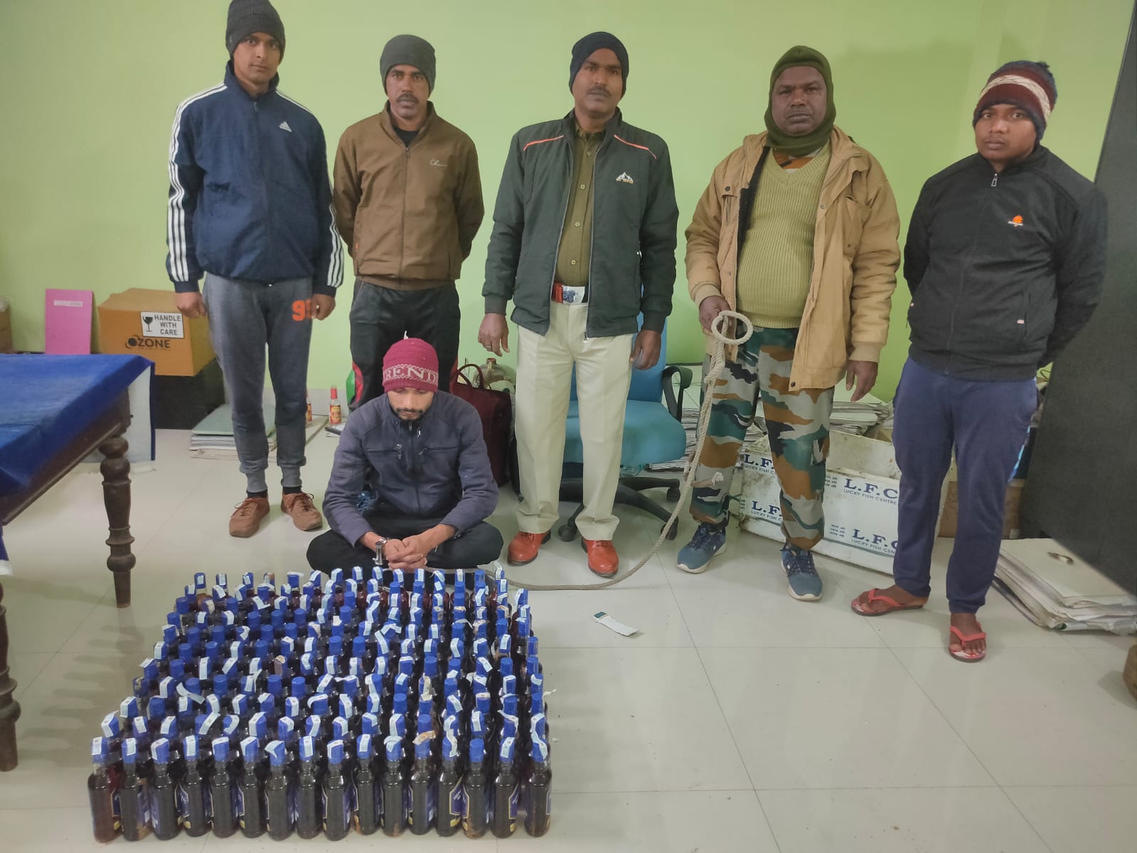 देवघर में For Sale in Punjab लिखा विदेशी शराब बरामद, एक अवैध कारोबारी गिरफ्तार, बिहार में खपाने की थी योजना