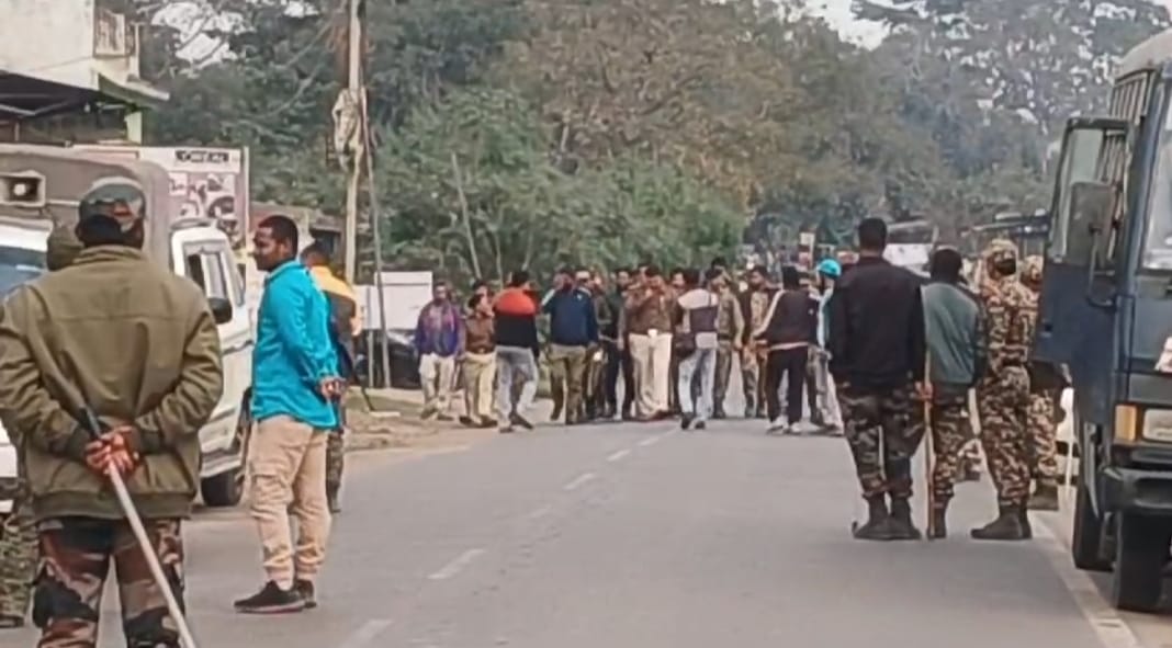 बाघमारा कांड: किंगपिन कारू यादव को उसके इलाके लेकर पहुंची पुलिस, दहशत कम करने के लिए बाजार में हथकड़ी के साथ घुमाया