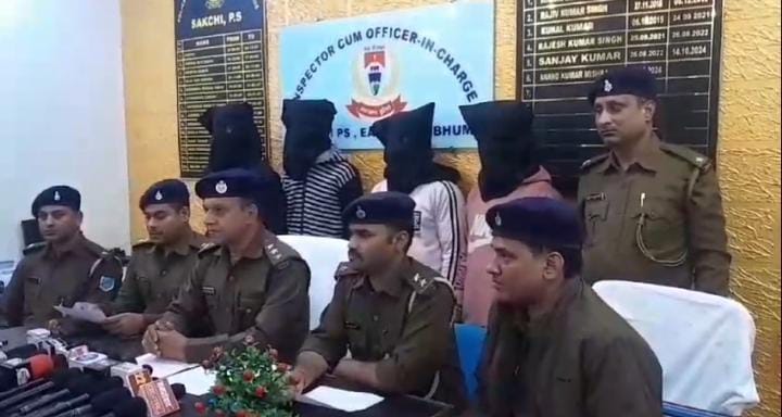 जमशेदपुर:साकची पुलिस को मिली बड़ी सफलता, चोरी की बाईक के साथ चार को किया गिरफ्तार