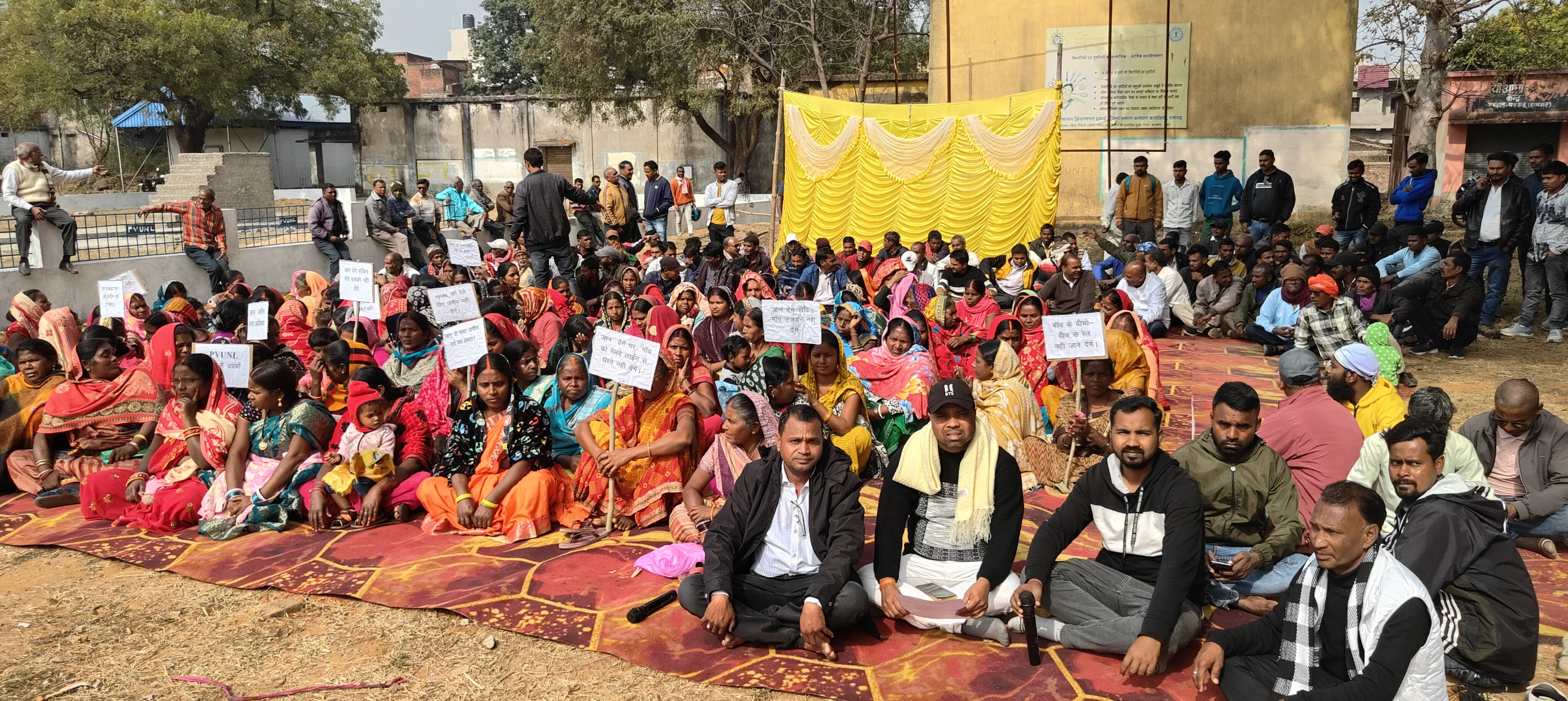 रामगढ़: नई रेललाइन बिछाने का विरोध, ग्रामीणों ने प्रखंड मुख्यालय के सामने किया प्रदर्शन, दी आत्मदाह की चेतावनी