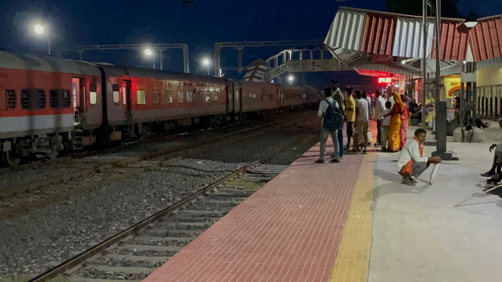 पलामू में रेलवे लाइन से युवक का शव बरामद, कोई परिचय पत्र नहीं मिलने से शिनाख्त में परेशानी