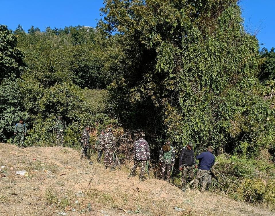 Big Breaking: गुमला के घाघरा देवरागनी जंगल में पुलिस और अपराधी रामदेव गुट के सदस्यों के बीच मुठभेड़, भारी मात्रा में हथियार बरामद होने की सूचना