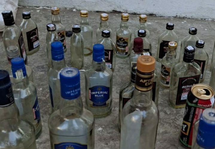 पलामू के मेडिकल कॉलेज के हॉस्टल से गांजा, शराब और महिलाओं के कपड़े मिलने के बाद सियासत तेज, अब नारकोटिक्स विभाग करेगी जांच