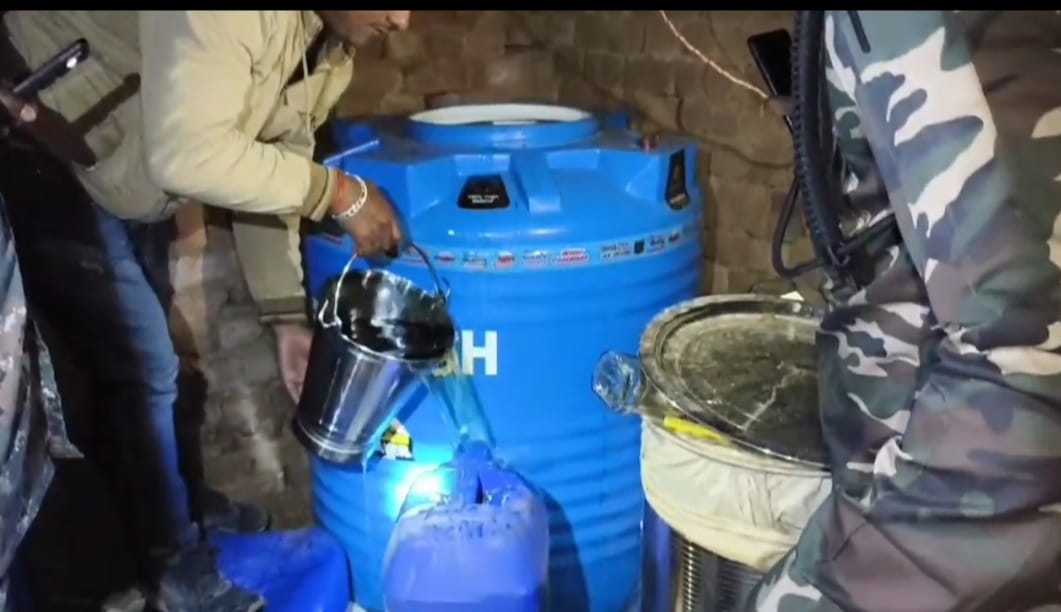 झारखंड की नकली शराब चार गुनी कीमत पर कैसे बिकती है बिहार में,पढ़िए एक रिपोर्ट 