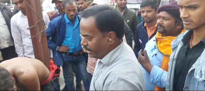 Bihar News:साईकिल चोरी करना युवक को पड़ा भारी, लोगों ने खंभे में बांधकर जमकर की धुनाई, पढ़ें फिर क्या हुआ