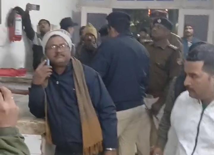 रेलवे ट्रैक पर बैठकर फोन चला रहे थे तीन युवक, तभी अचानक आ गयी मालगाड़ी, पढ़ें फिर क्या हुआ