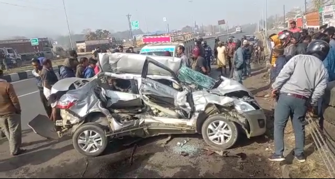 स्विफ्ट कार ने सडक़ किनारे खड़ी ट्रक को मारी टक्कर, बेक़ाबू रफ़्तार ने ली दो लोगों की जान