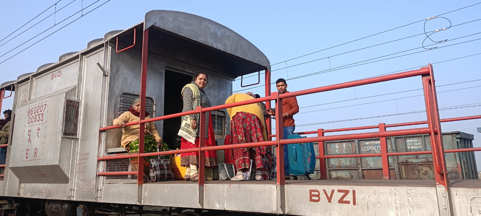 अजब गजब:जपला स्टेशन पर कुंभ स्पेशल रोकना भूल गया लोको पायलट! रेलवे अधिकारियों ने दूसरे स्टेशन पर रुकवाया ट्रेन,छूटे यात्री को माल गाड़ी से भेजा