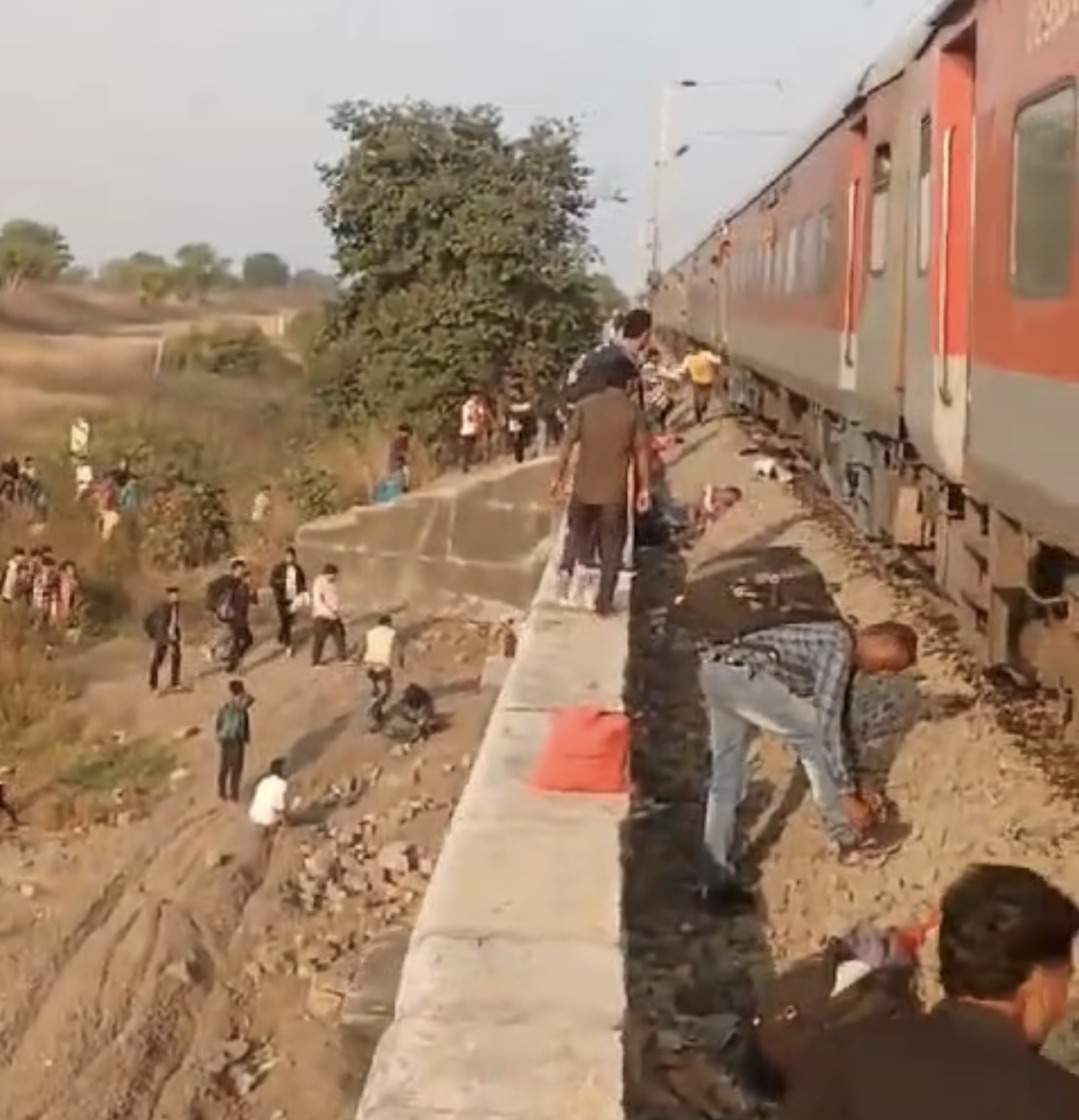 बड़ी खबर : महाराष्ट्र के जलगांव में बड़ा ट्रेन हादसा, अब तक 12 लोगों की मौत, तीन दर्जन सेअधिक घायल