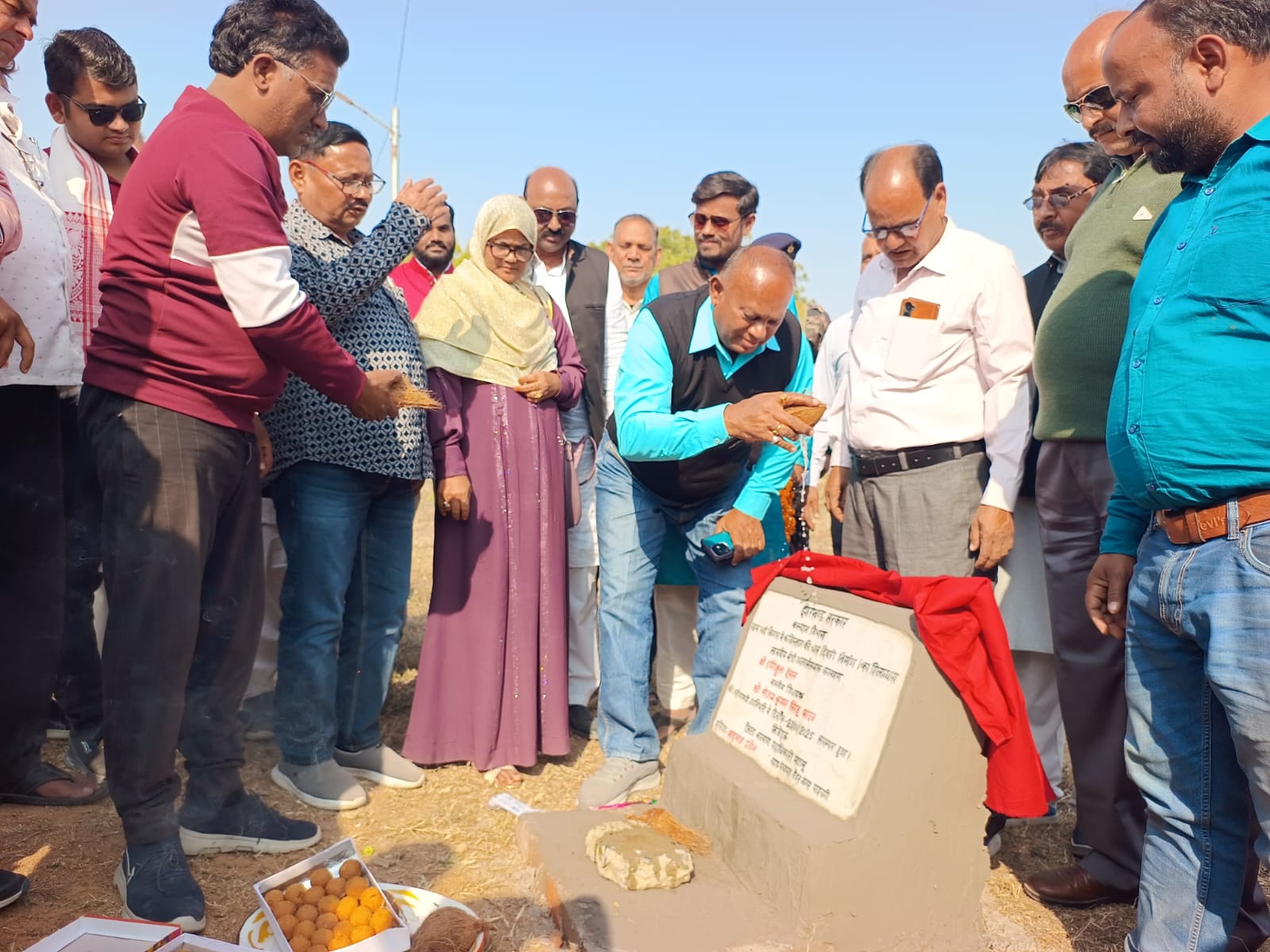 कब्रिस्तान की घेराबंदी में लापरवाही बर्दाश्त नहीं, शिलान्यास करते ही बोले  विधायक