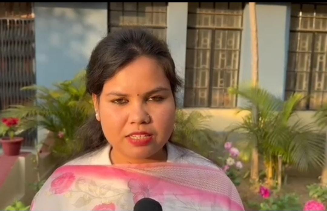 लोहरदगा की दीपिका ने जिला का नाम किया रौशन, रांची यूनिवर्सिटी में एमएड में लाई पहला रैंक, गोल्ड मेडलिस्ट होने पर मिली बधाई