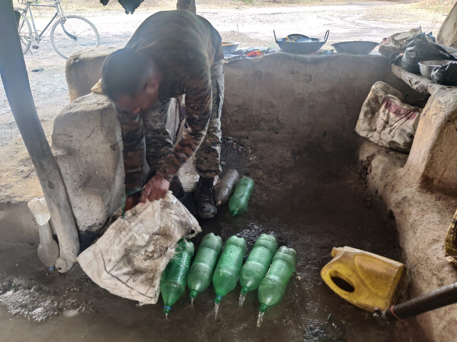 गणतंत्र दिवस पर पुलिस अलर्ट, रांची से सटे लाइन होटलों और ढाबों में छापेमारी, भारी मात्रा में शराब जब्त