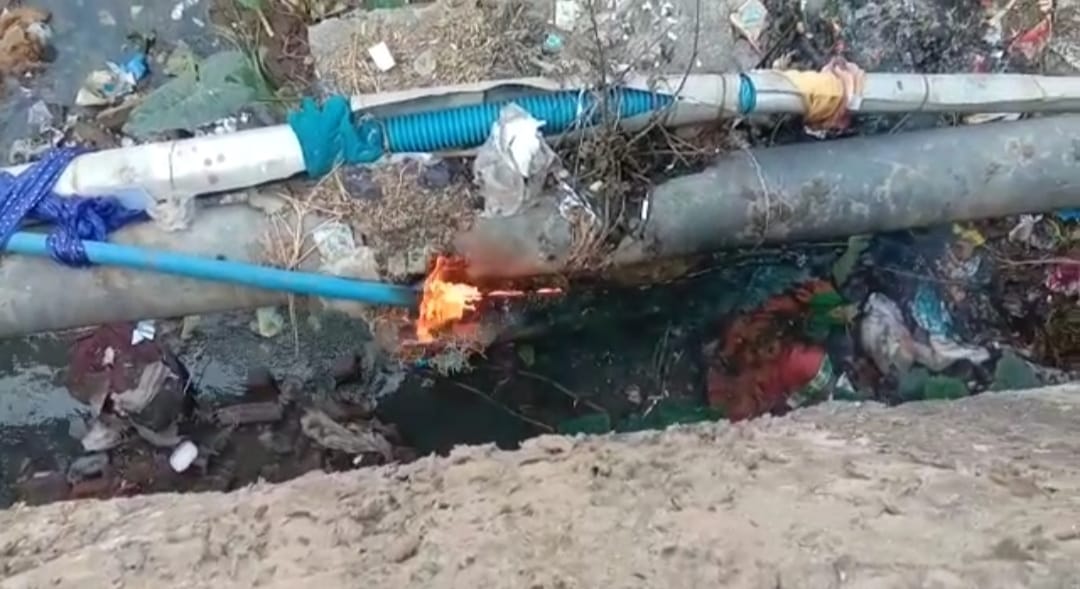 ऑप्टिकल फाइबर वायर में लगी आग, दमकल कर्मियों ने आग पर पाया काबू