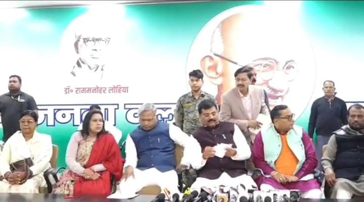 Bihar Politisc:चुनाव से पहले शुरु हुआ नेताओं का दल बदलने का सिलसिला, राजद और जनसुराज के दर्जनों नेताओं ने थामा जेडीयू का दामन