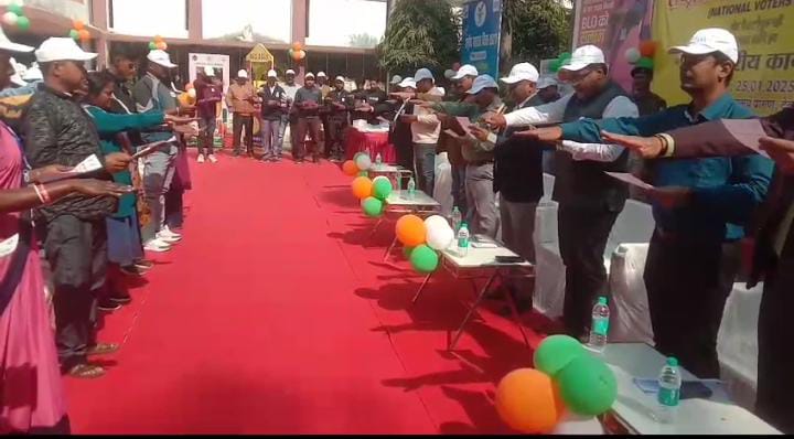राष्ट्रीय मतदाता दिवस आज, देवघर में मतदान करने की दिलाई गई शपथ, बीएलओ को किया गया सम्मानित