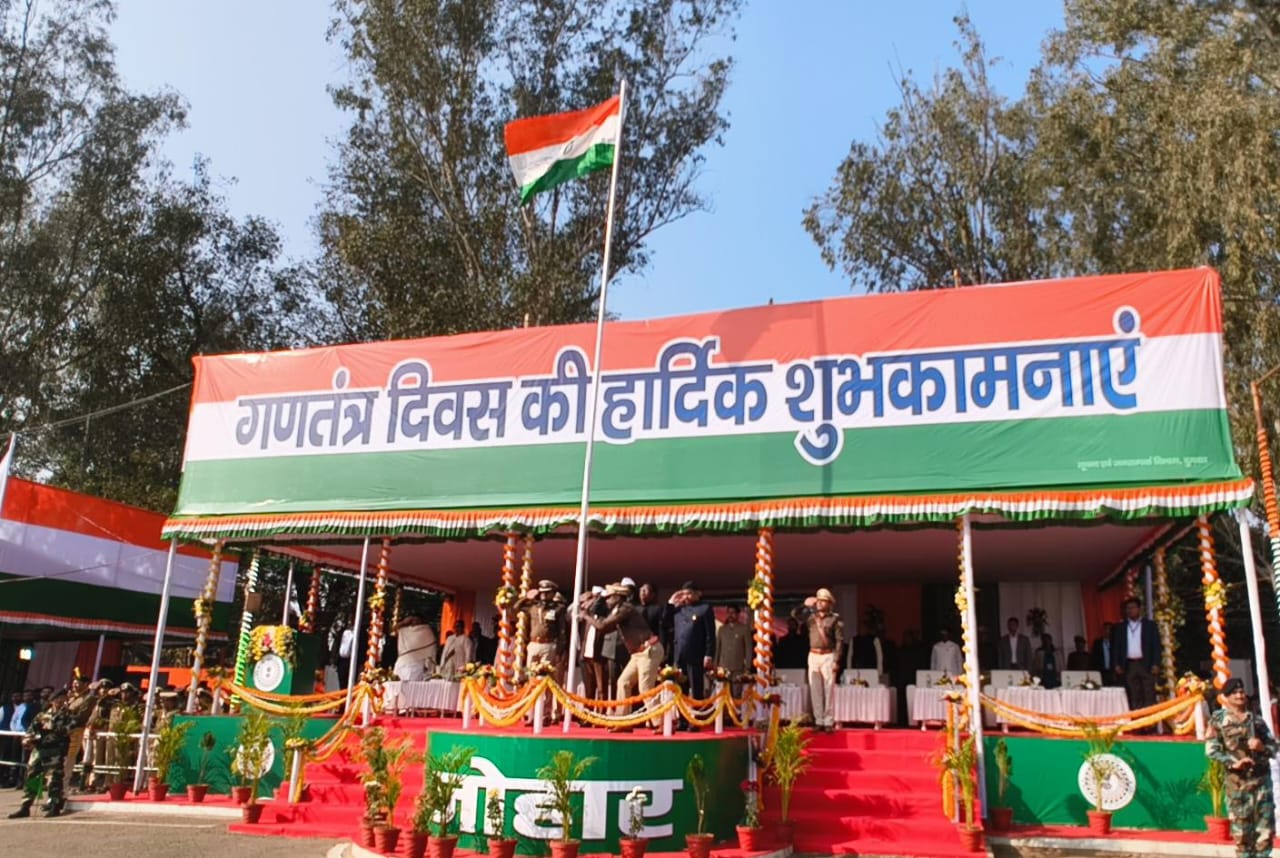 दुमका:गणतंत्र दिवस पर मुख्यमंत्री हेमंत सोरेन ने उपराजधानी दुमका में फहराया तिरंगा, परेड का किया निरीक्षण