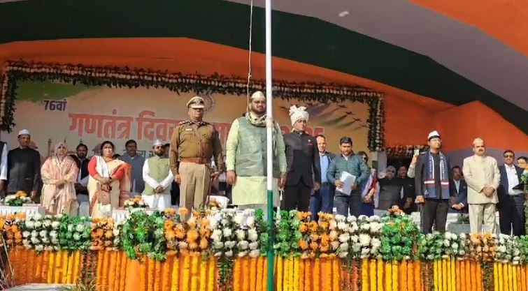 देवघर में मंत्री हफीजुल हसन ने किया झंडोत्तोलन, ली परेड की सलामी, जुबां पर रहा बाबा साहेब का नाम