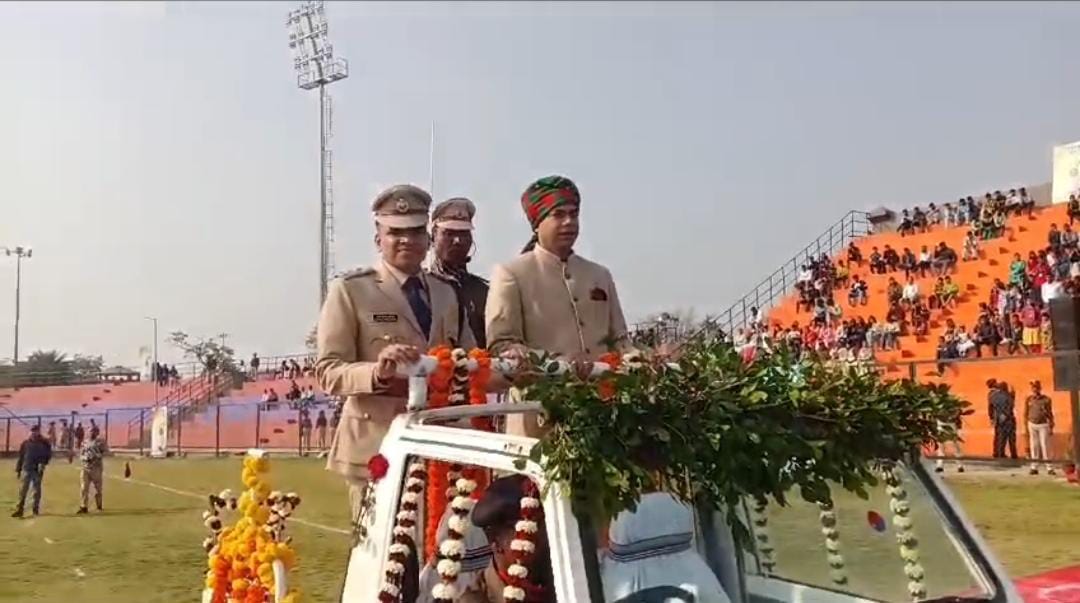 डीसी रविशंकर शुक्ला ने भगवान बिरसा मुंडा स्टेडियम में किया झंडोत्तोलन,  जिलेवासियों को दी 76वें गणतंत्र दिवस की शुभकामना