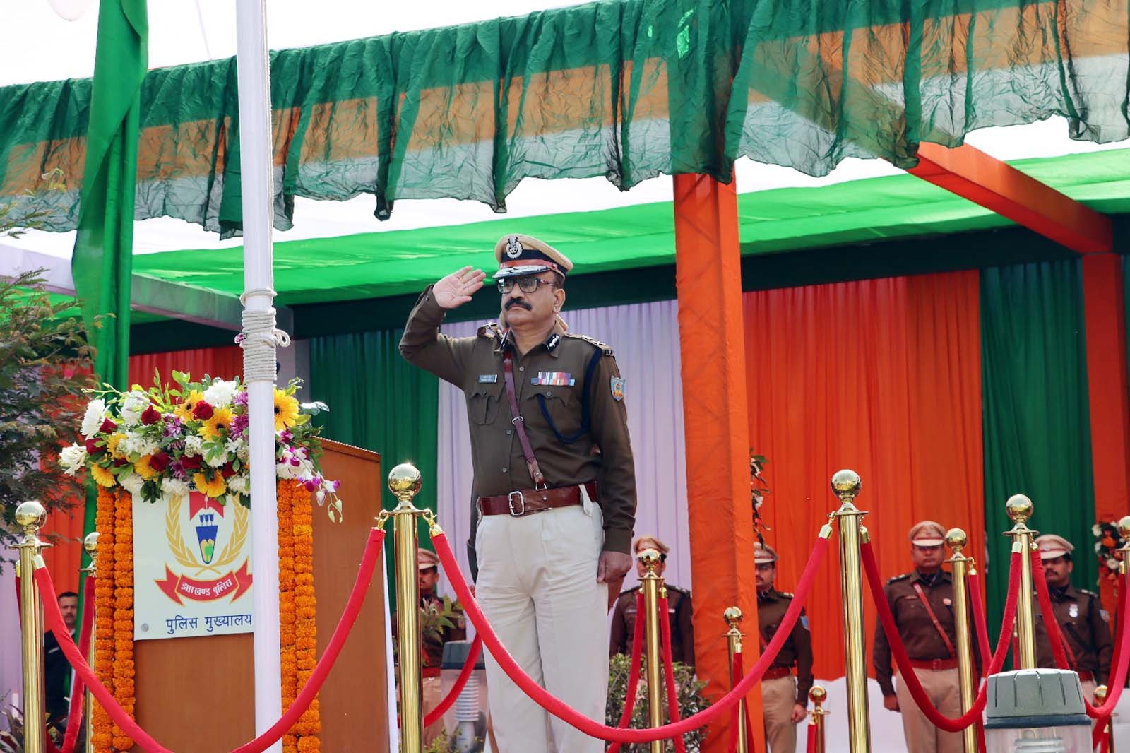 रांची पुलिस मुख्यालय में डीजीपी ने किया ध्वजारोहण, कहा- राज्य को बनाना है अपराध और नक्सल मुक्त  