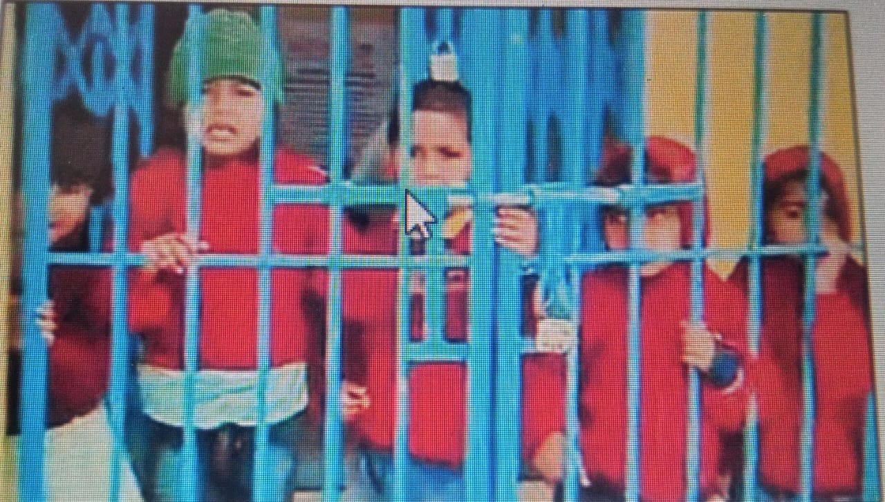 बच्चे के तंग करने पर सेविका को आया गुस्सा, सभी को आंगनबाड़ी केंद्र में बंद कर चली गई घर, जानिए फिर क्या हुआ