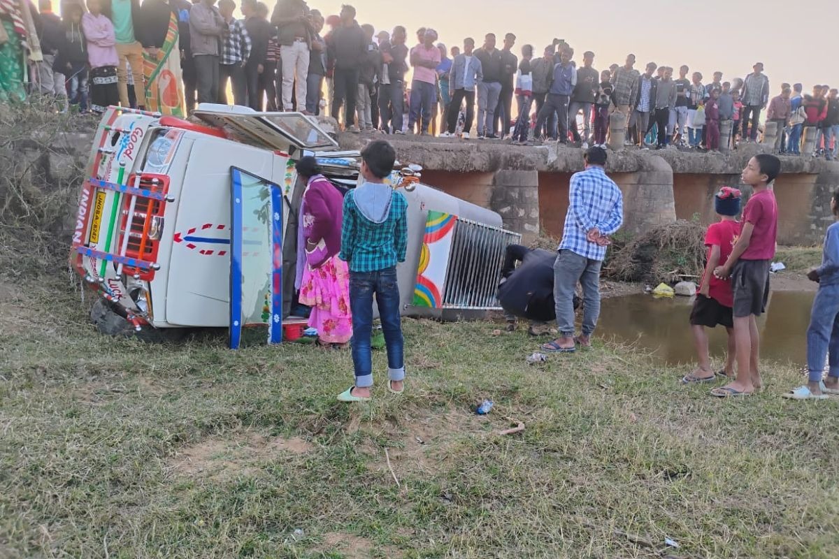 पूजा-अर्चना कर लौट रहे थे लोग, तभी नदी में जा गिरी गाड़ी, मच गई चीख पुकार, महिलाएं व बच्चों समेत नौ लोग घायल