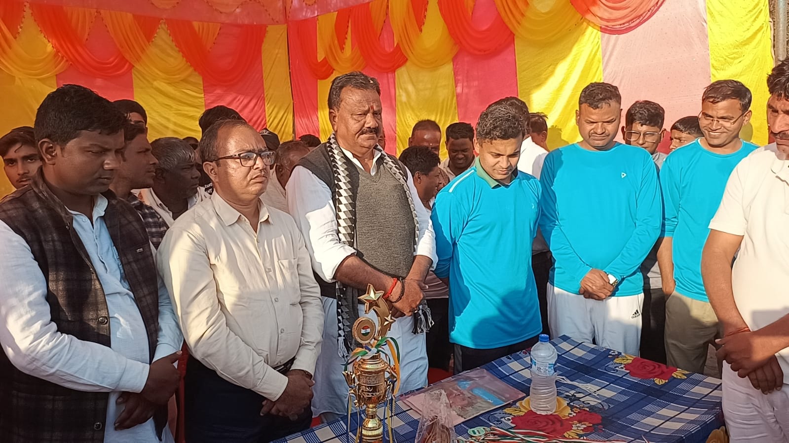 प्रशासन बनाम जनप्रतिनिधियों के बीच फैंसी मैच! हुसैनाबाद SDPO ने लगाए चौके छक्के