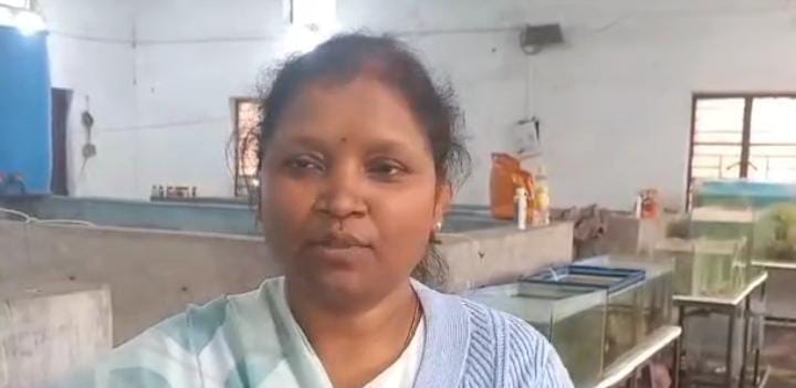जमशेदपुर: रंगीन मछली पालन योजना से महिलाएं बन रही है आत्मनिर्भर, यदि आप भी है इक्छुक तो पढ़ें ये खबर