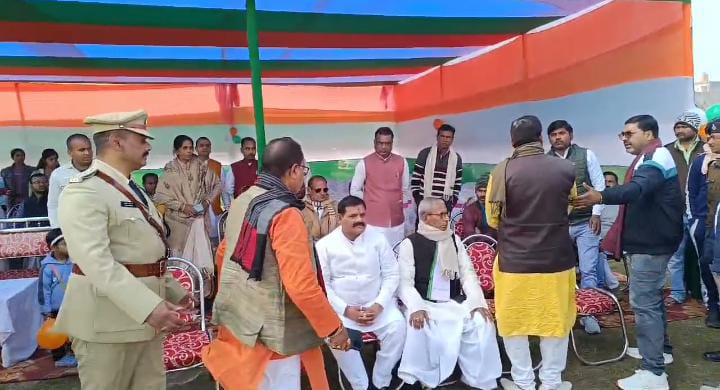 विधायक जी का कुर्सी कांड! बैठने के लिए नहीं मिली कुर्सी, तो गाली गलौज पर उतरे गोपाल मंडल, पढ़ें फिर क्या हुआ